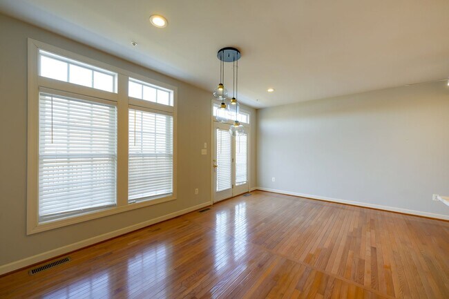 Building Photo - Luxury Living in the Villages of Urbana