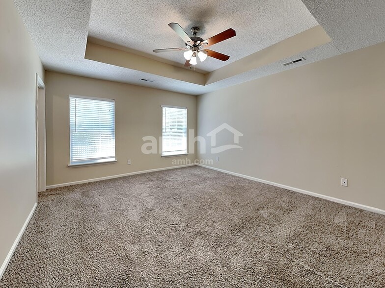 Building Photo - 5013 Springdale Dr