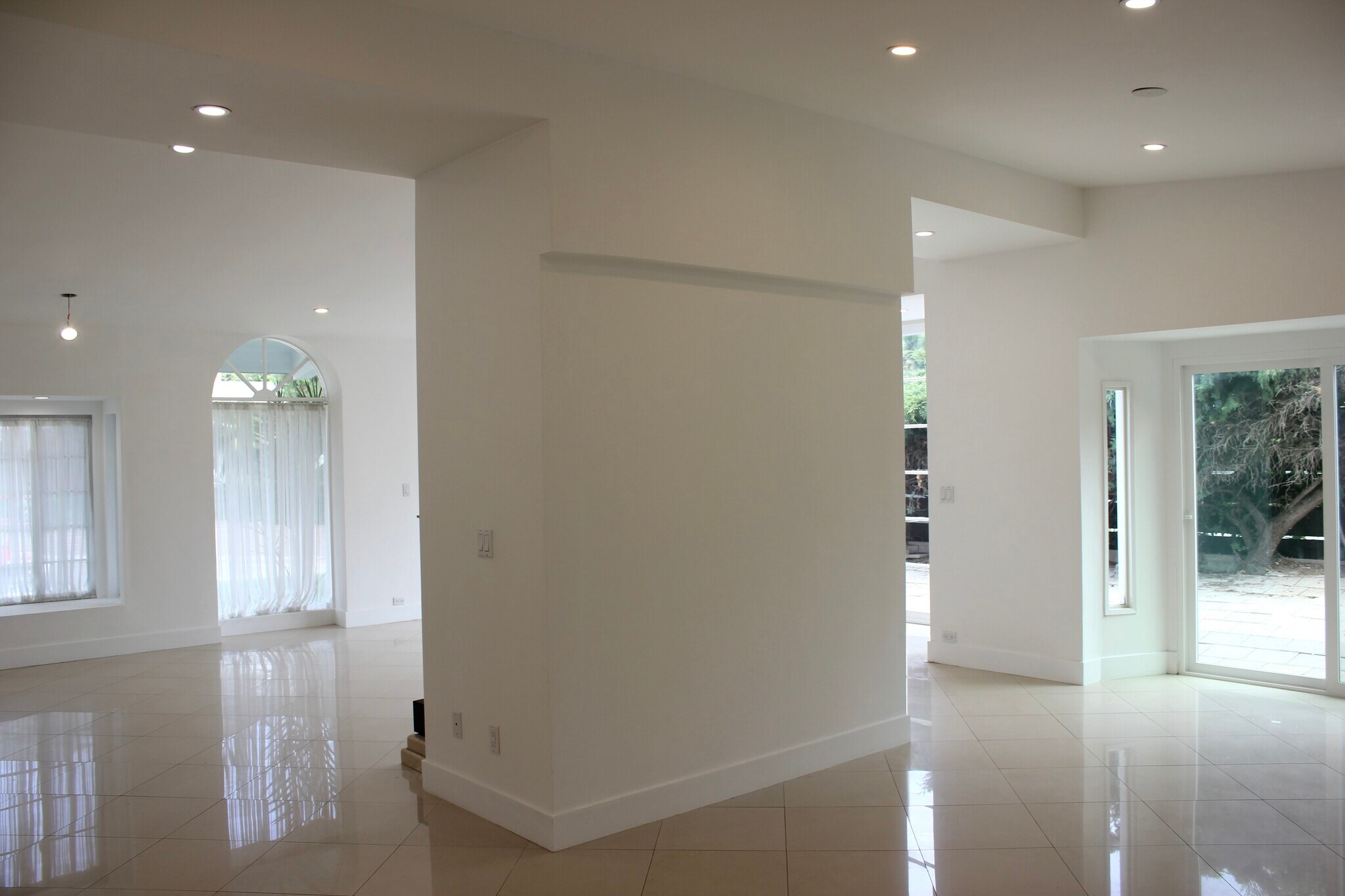 Building Photo - 1265 Bienveneda Ave