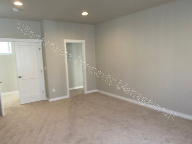 Building Photo - 3-Level Home with Garage and Primary Suite