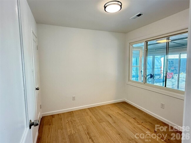 Building Photo - 541 E Woodlawn Rd