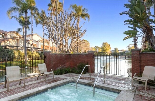 Building Photo - Updated 2 bedroom townhome in Manhattan Vi...
