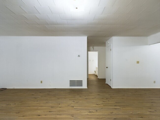 Building Photo - 100 NW Hills Dr