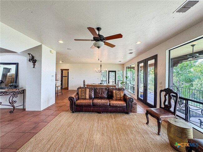 Building Photo - 2000 Village Oak