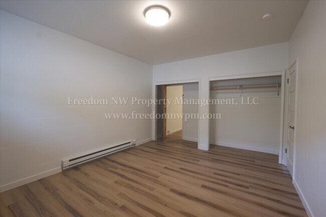 Building Photo - 105 W Walnut St