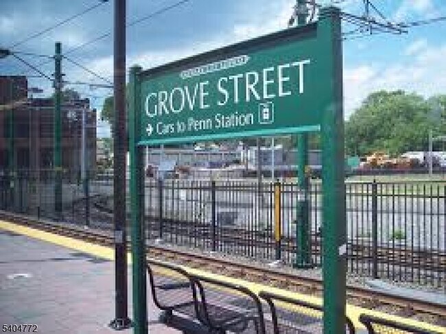 Building Photo - 11 Lewis St