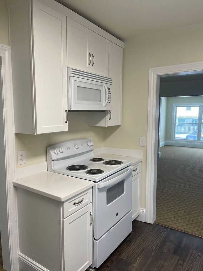 Building Photo - Completely Remodeled 3 Bedroom House