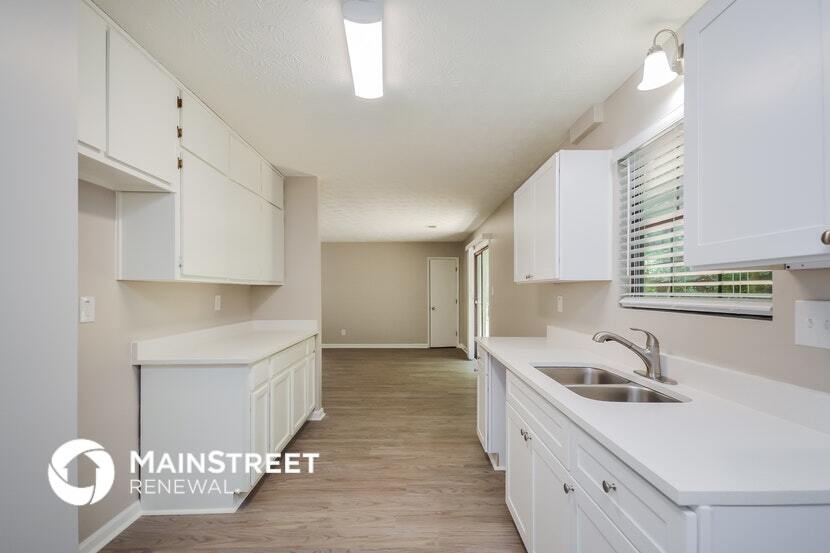 Building Photo - 4585 Old Lake Dr