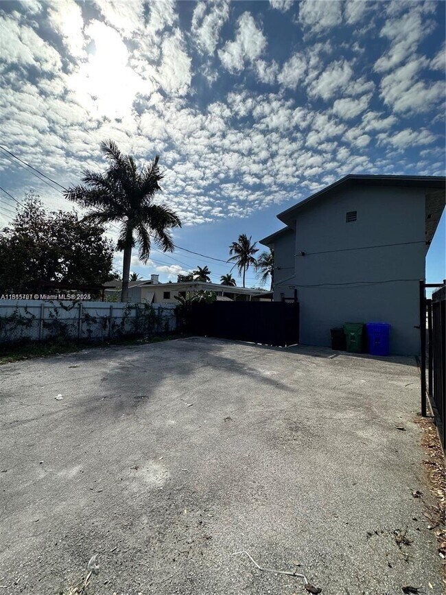 Building Photo - 1687 SW 10th St