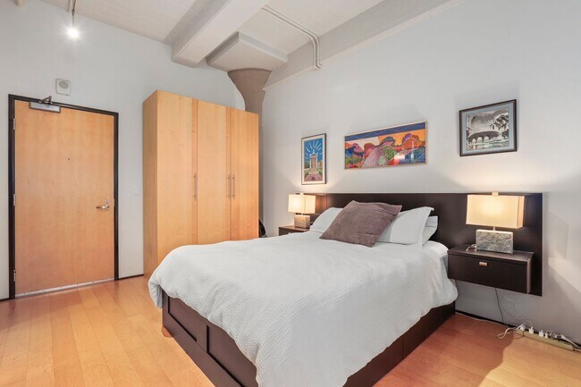 Building Photo - Stunning Pearl Loft with Washer/Dryer in Unit & Secure Parking