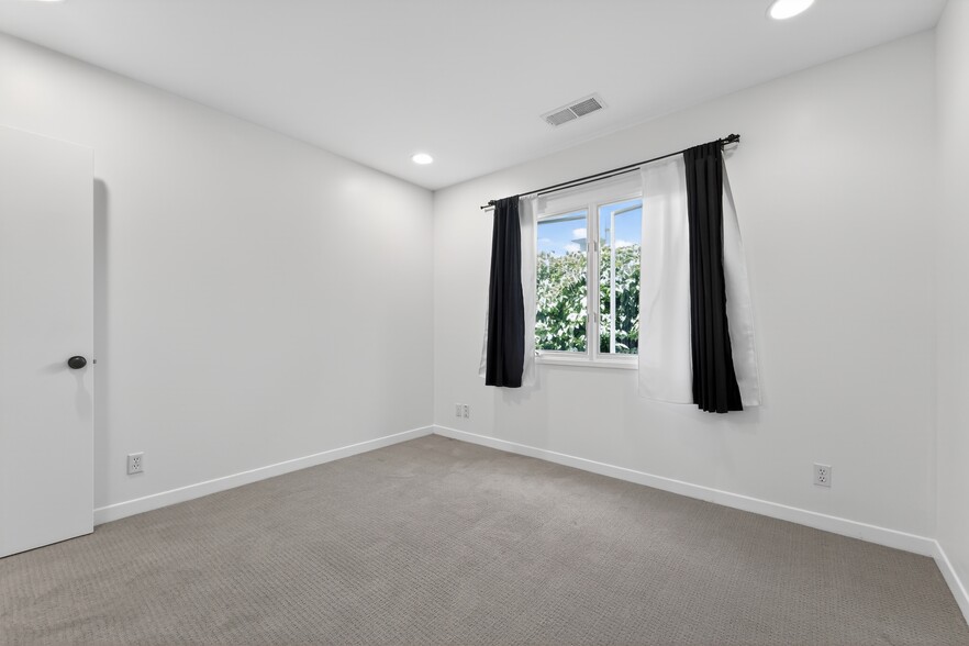 Building Photo - 13047 Dickens St
