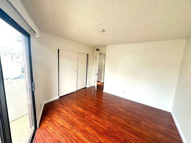 Building Photo - Spacious, bright and HUGE 2bd/1ba + 2 park...