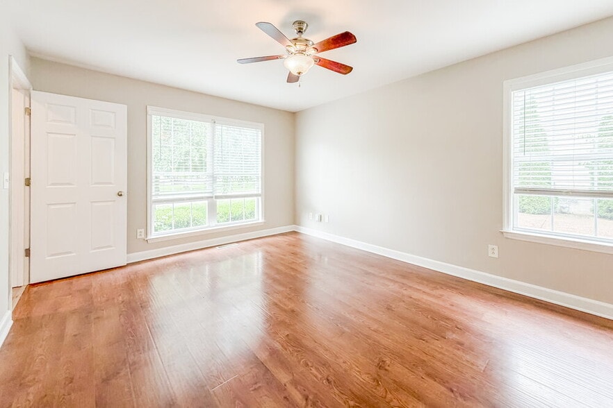 Building Photo - 2853 Sutherland Dr