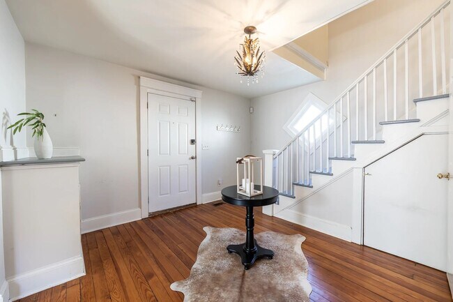 Building Photo - Walk to Main Street Restaurants and Downtown! Charming home, just like grandma's house!