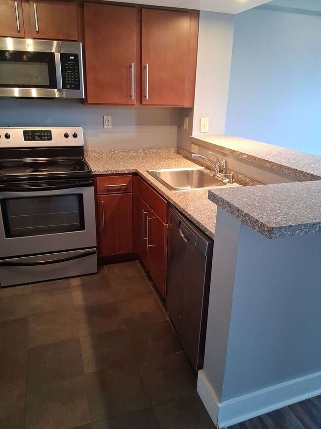 Building Photo - NEW LISTING for Lake Plaza 10th floor unit! Best View in Knoxville - Move in August 13, 2026!