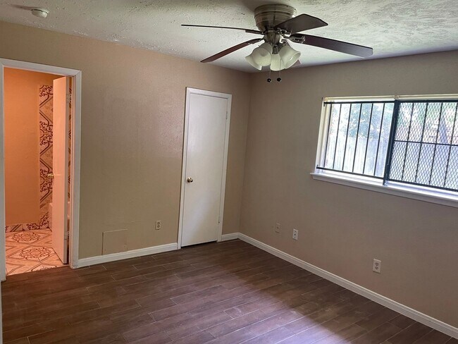 Building Photo - 3 bedroom / 2bath home in Southwest Houston.