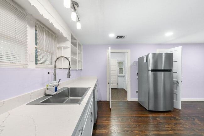 Building Photo - 115 Amundsen St