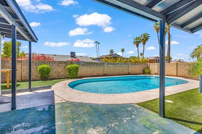 Building Photo - 6 bed/ 3.5 bath