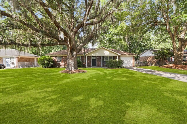Building Photo - Settle Into Comfort in This Charming 3-Bedroom Home in Larchmont Estates