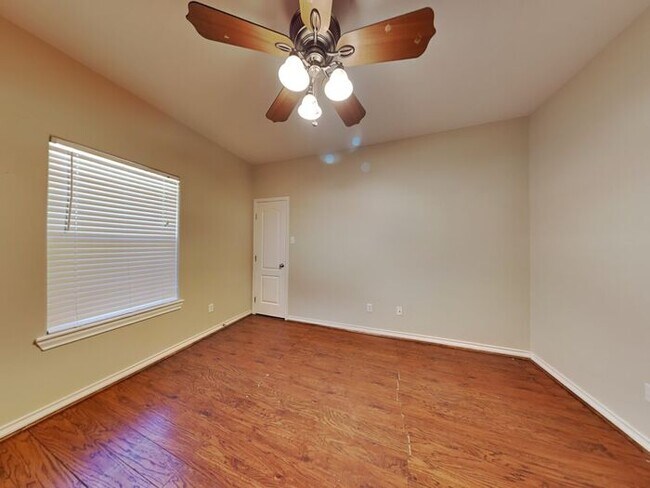 Building Photo - No Application Fees* $1000 off 1st months ...
