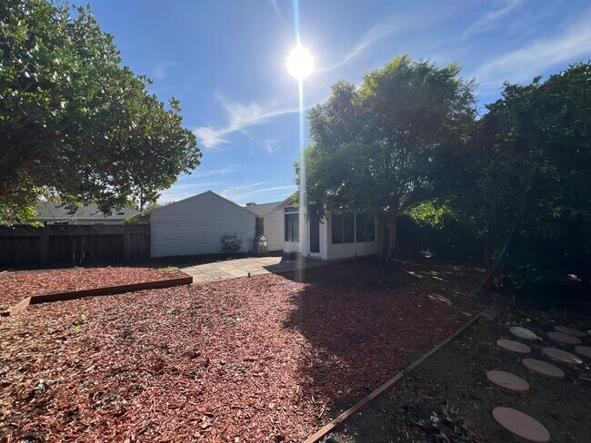 Building Photo - 2 Bedroom/1 Bath Available in Oakland!