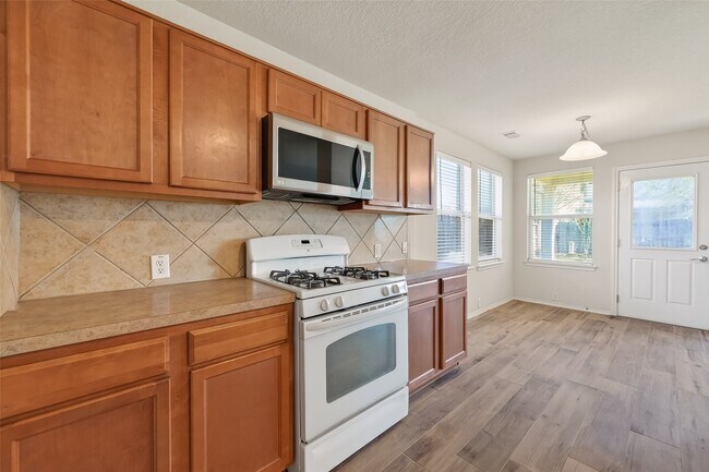 Building Photo - 827 Honeysuckle Vine Dr