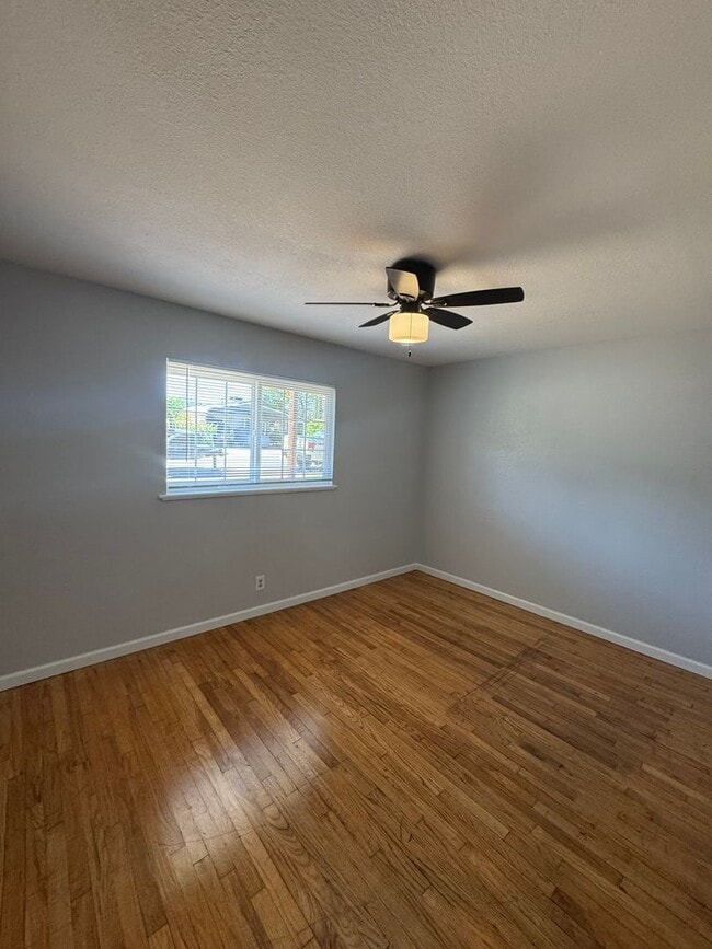 Building Photo - SPACIOUS 4 BED 2 BATH HOUSE WITH LARGE FENCED BACKYARD IN SHASTA LAKE
