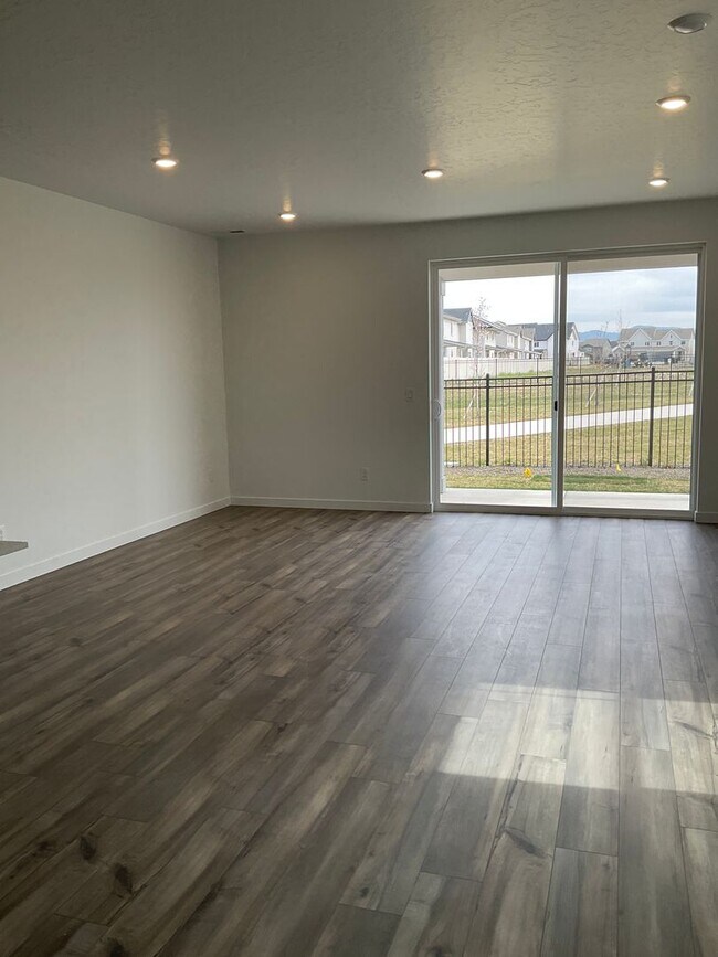 Building Photo - PRICE DROP - Beautiful New home in Eagle Ridge