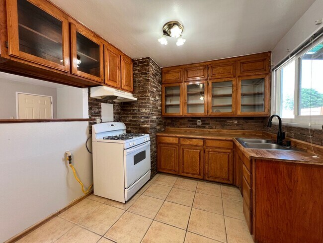 Building Photo - 3 Bedroom 2 Bathroom House Located Near Ca...