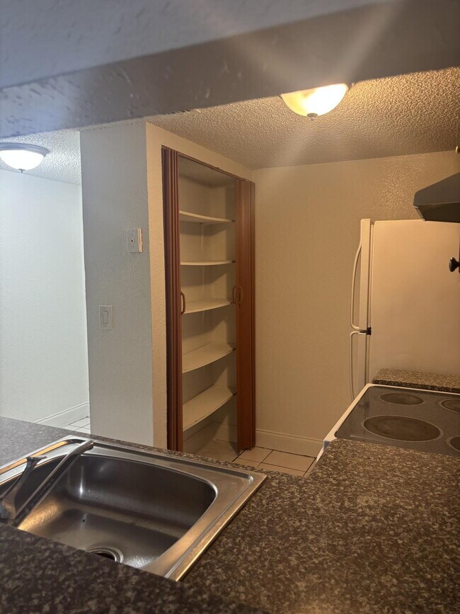 Building Photo - Charming 3 Bedroom 2 Bath