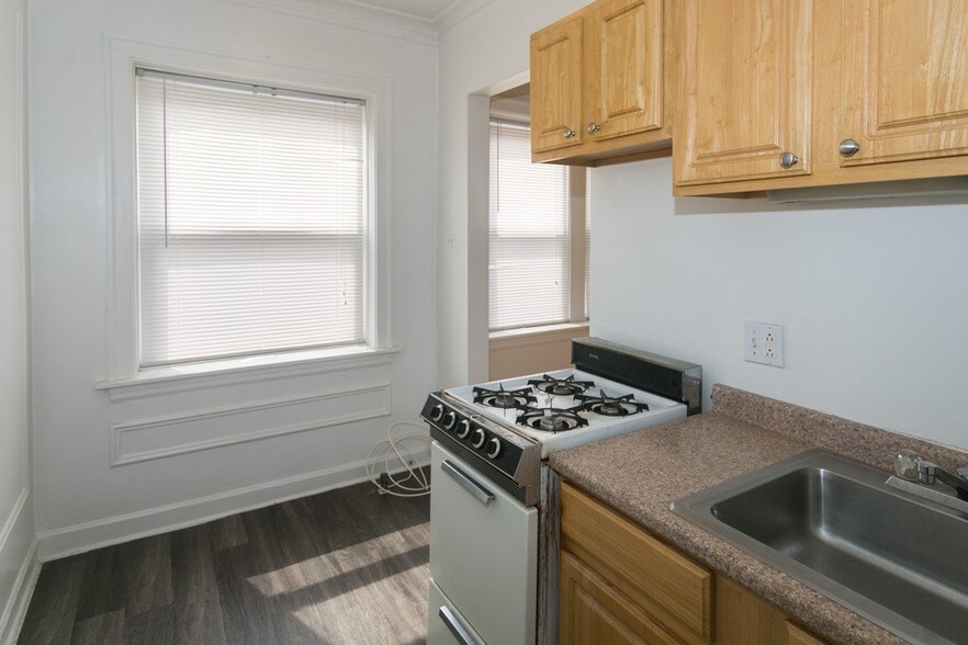 Building Photo - 5516 N Kenmore Ave