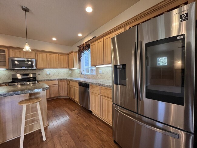 Building Photo - Beautiful 5 Bedroom Home + Office with Grand Entry, Gourmet Kitchen & Private Backyard