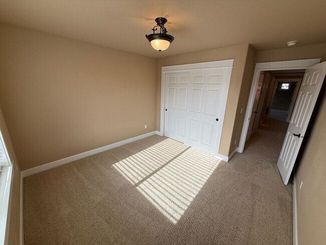 Building Photo - Stunning large 3 bedroom plus bonus rooms ...