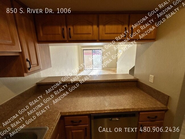 Building Photo - 850 S River Dr