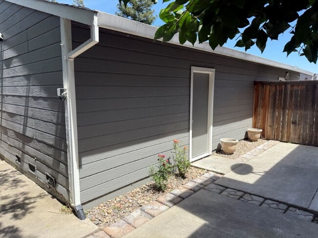 Building Photo - Modern 3 Bedroom Condo w/ Garage Vacaville...