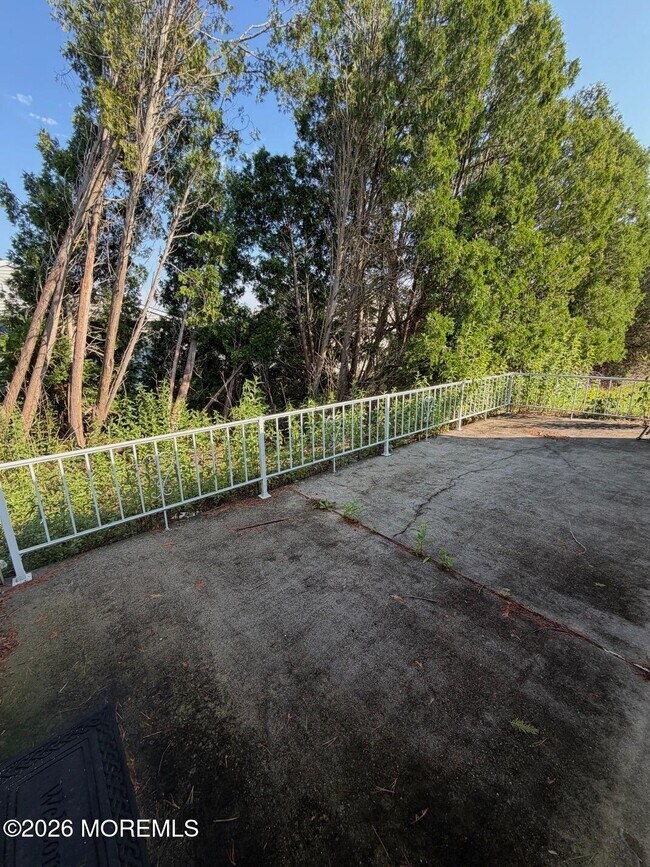 Building Photo - 15 St Tropez Ct
