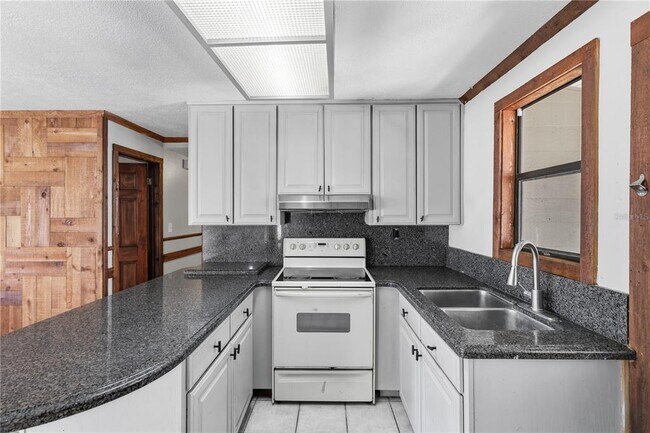 Building Photo - 10301 Trail Ridge Ln