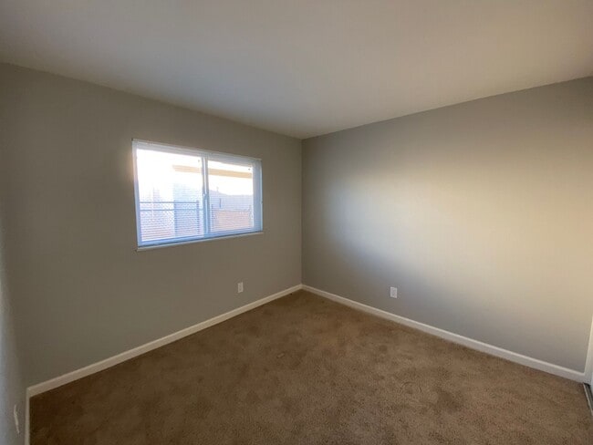 Building Photo - 3 BEDROOM 2 BATH HOUSE LOCATED CLOSE TO SC...