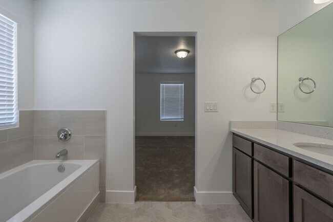 Building Photo - Well Maintained, 3 Bedroom and 2.5 Bathroom Townhome in Desert Color! Internet Included!