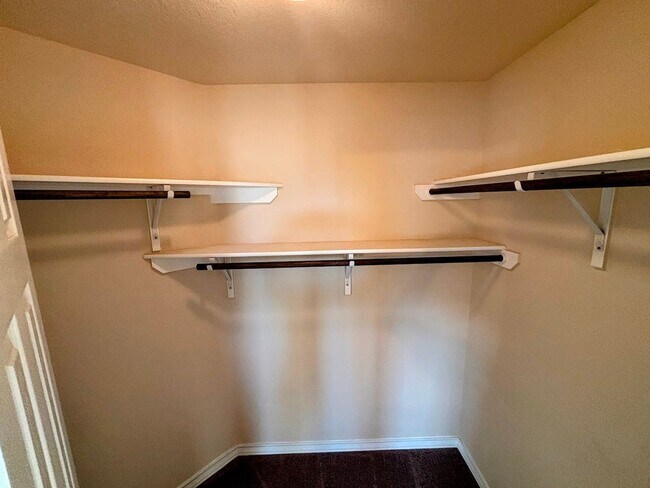 Building Photo - Great Townhome, Move-in Ready! Great Locat...