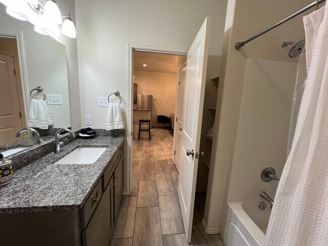 Building Photo - 2Bed/ 2Bath Available MAY- in Lubbock cooper ISD!