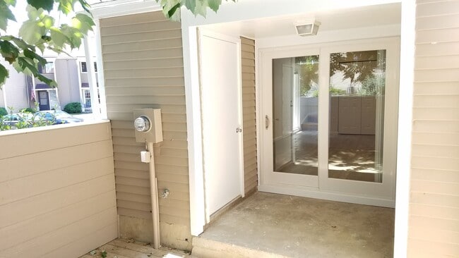 Building Photo - Renovated townhouse in established Frederi...