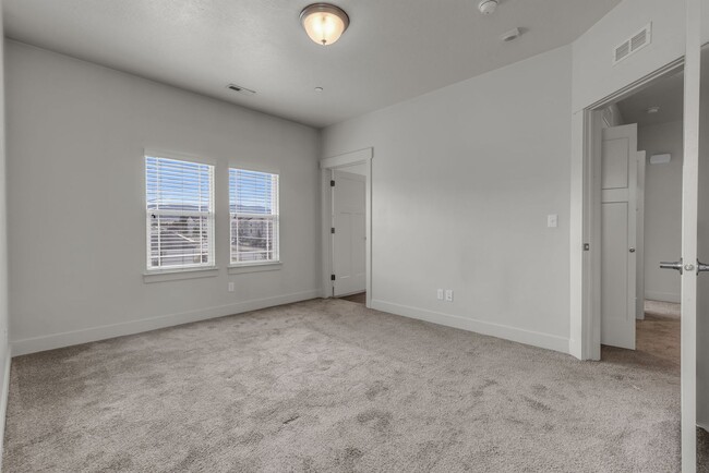 Building Photo - Ranch Landing Condo - Half off 1st month's...