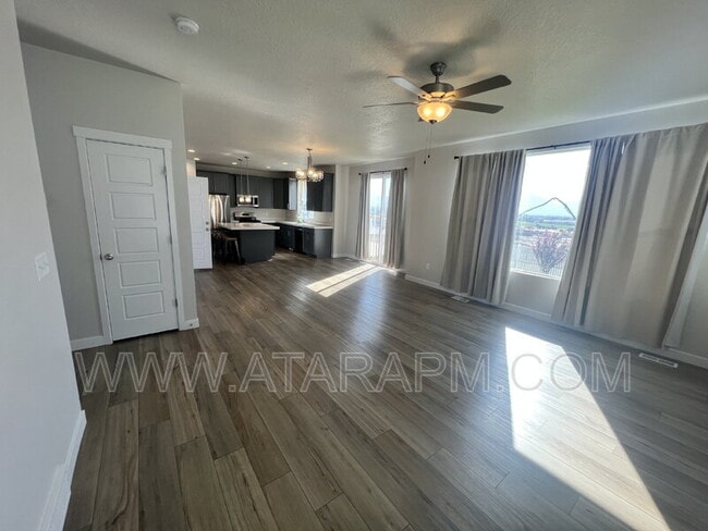 Building Photo - 1754 Oakwood Ln
