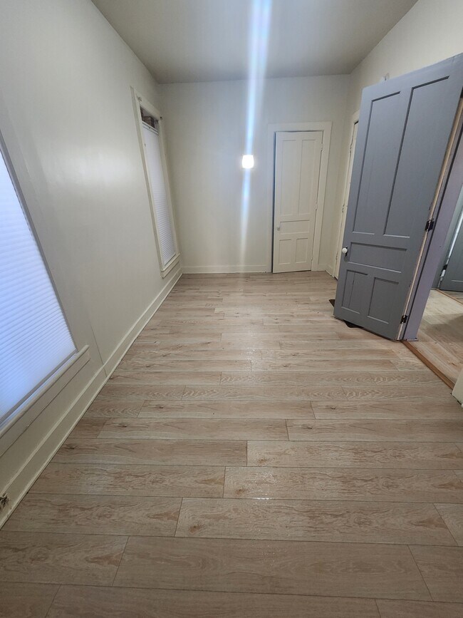 Building Photo - 3044 6th Ave