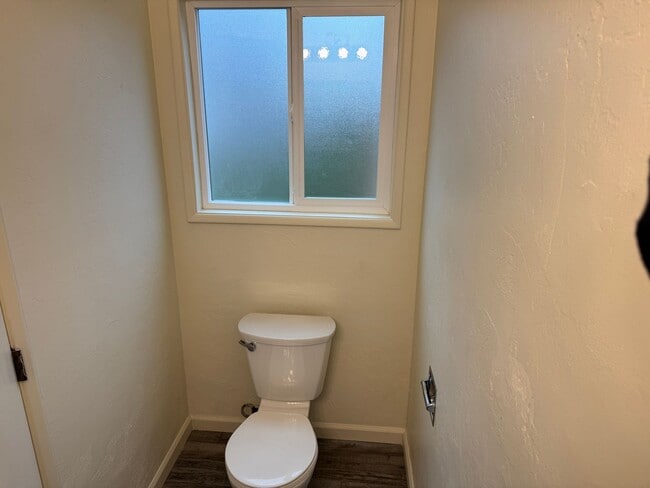 Building Photo - Beautifully updated 2 bedroom 1.5 bath duplex in Springfield!