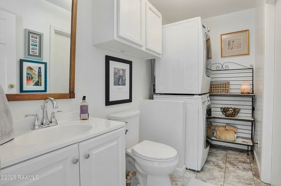 1/2 Bath and Laundry Room - 113 Templeton Dr