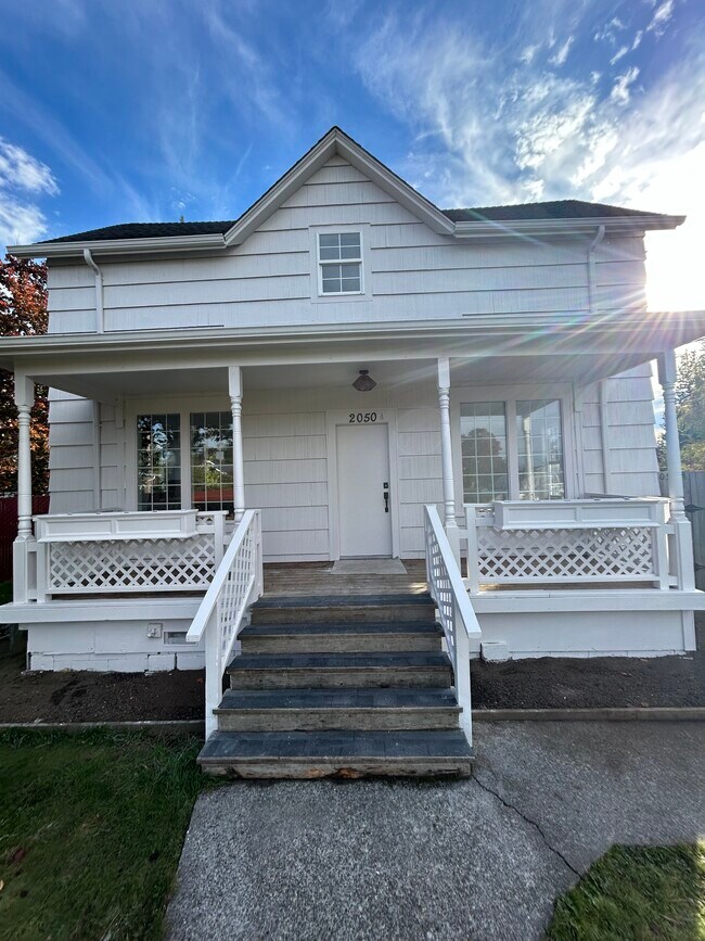 Building Photo - 2050 Roosevelt Ave