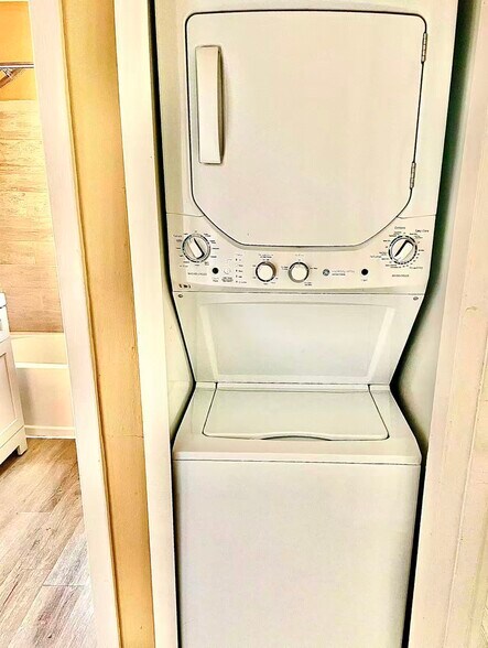 Building Photo - 2408 Linhart Ave