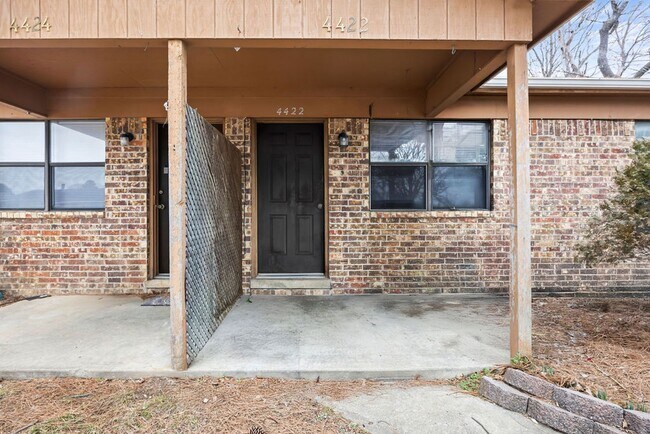 Building Photo - Cute Townhome